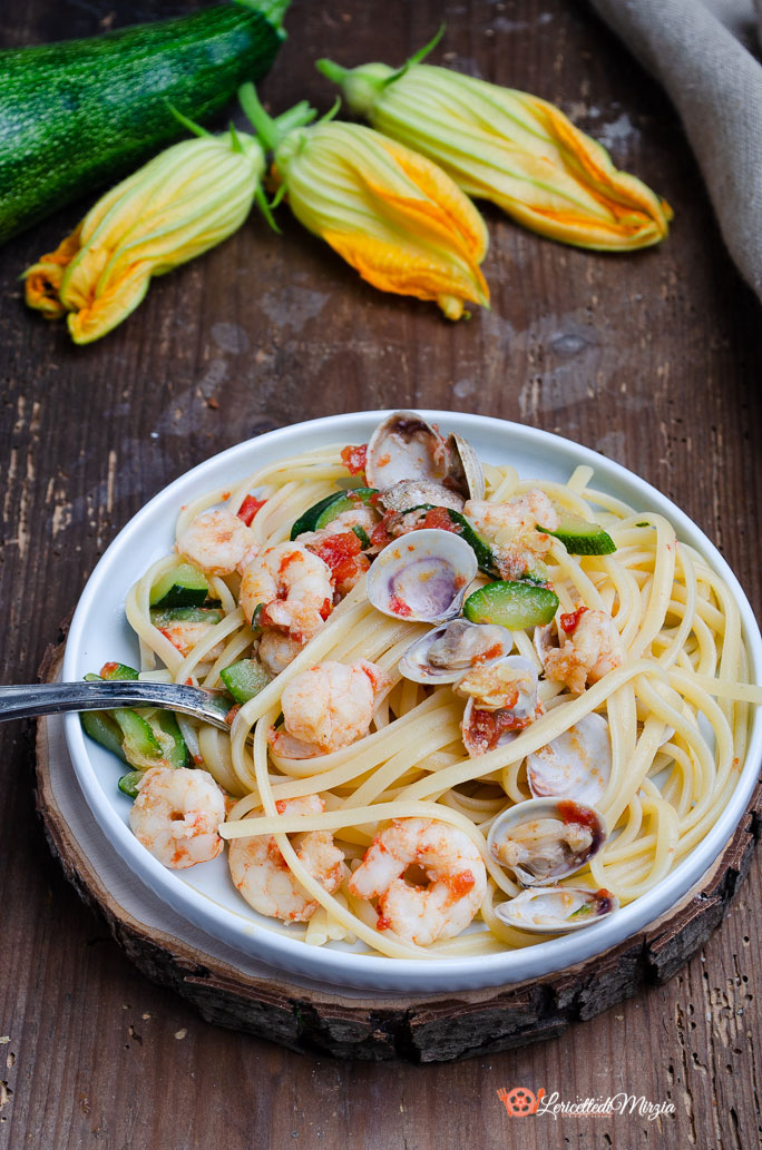 Linguine zucchine gamberetti e vongole