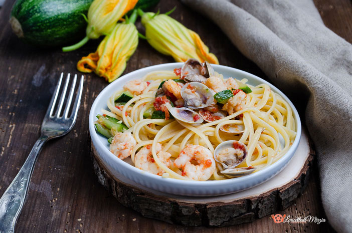 Linguine zucchine gamberetti e vongole