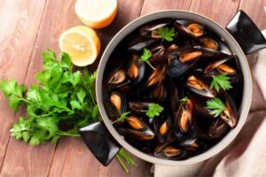 cozze in pentola con prezzemolo e limone