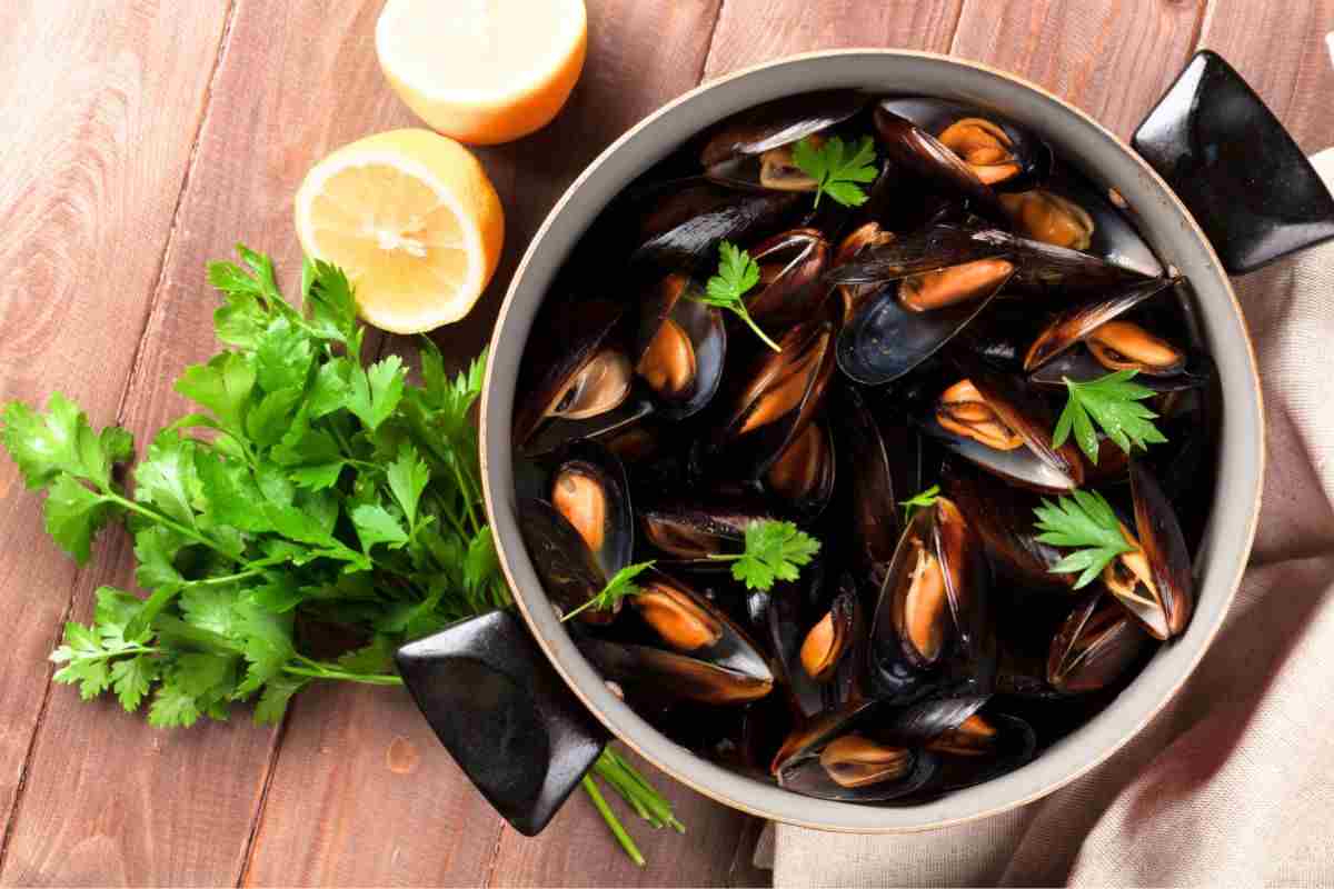 cozze in pentola con prezzemolo e limone