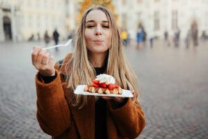 ragazza che mangia un dolce