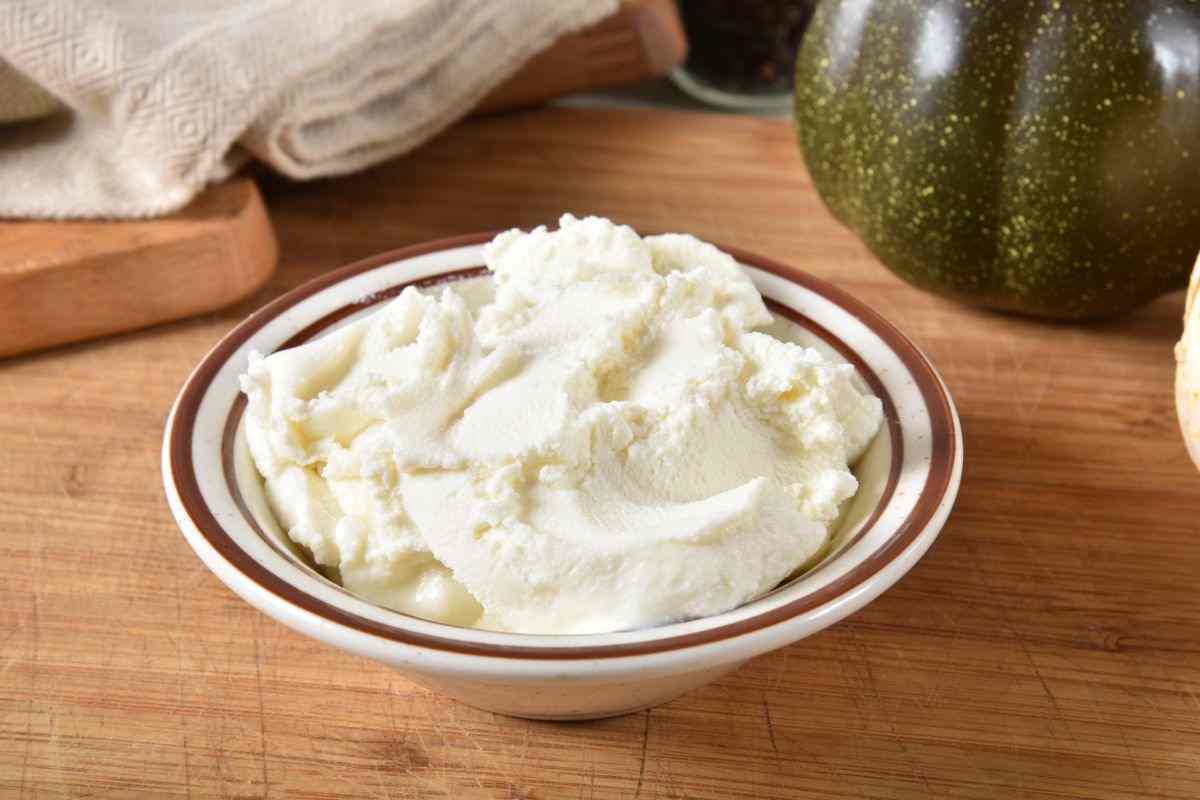 ricotta fresca in un piattino