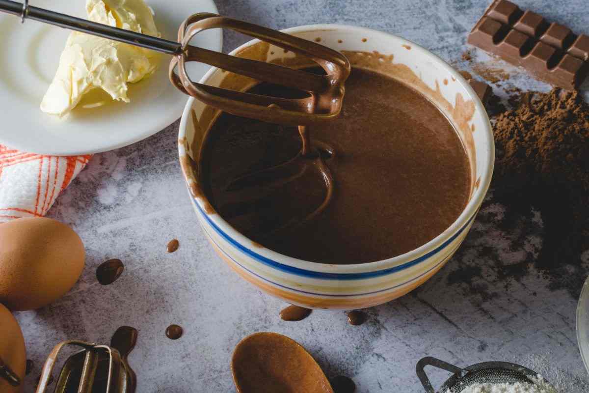 preparazione di un dolce al cioccolato