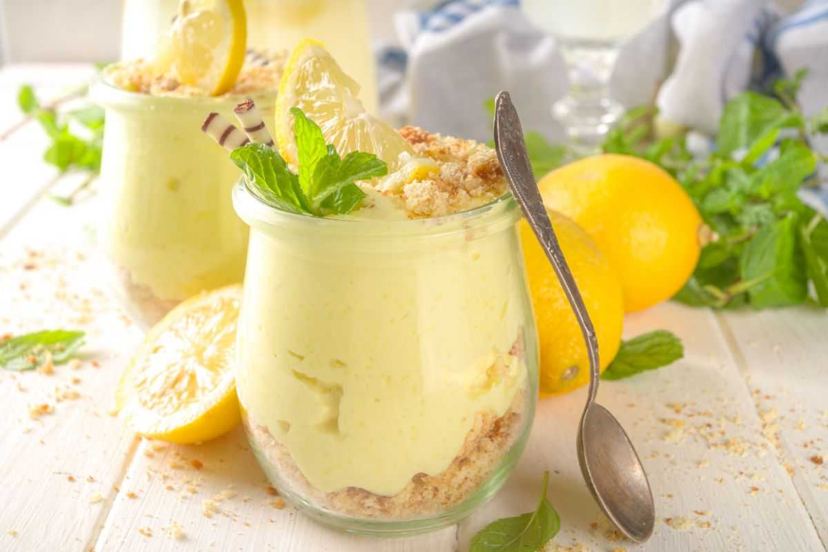 mousse al limone in bicchieri