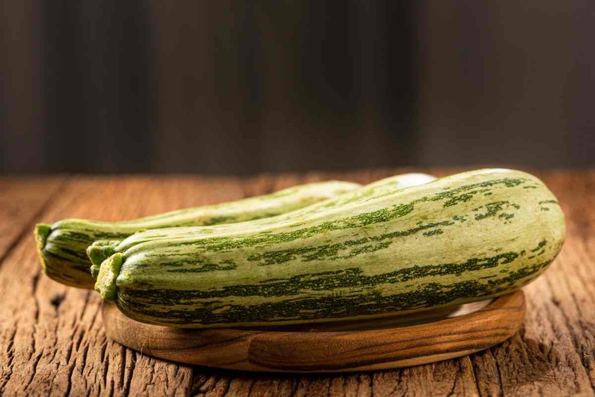 zucchine su tagliere di legno