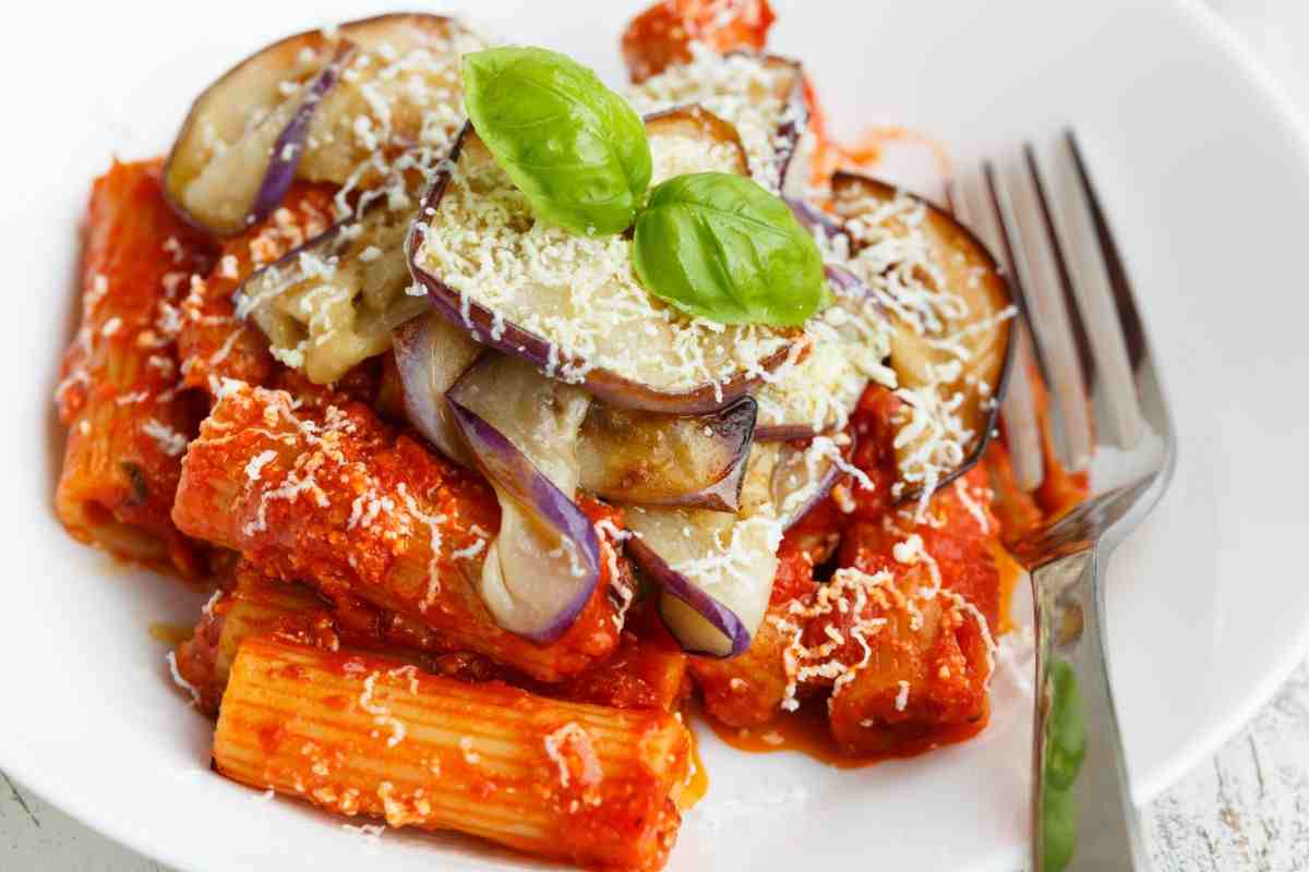 pasta alla norma con foglie di basilico