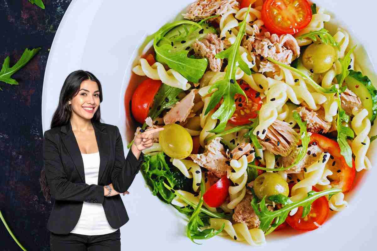 pasta fredda, ragazza che indica