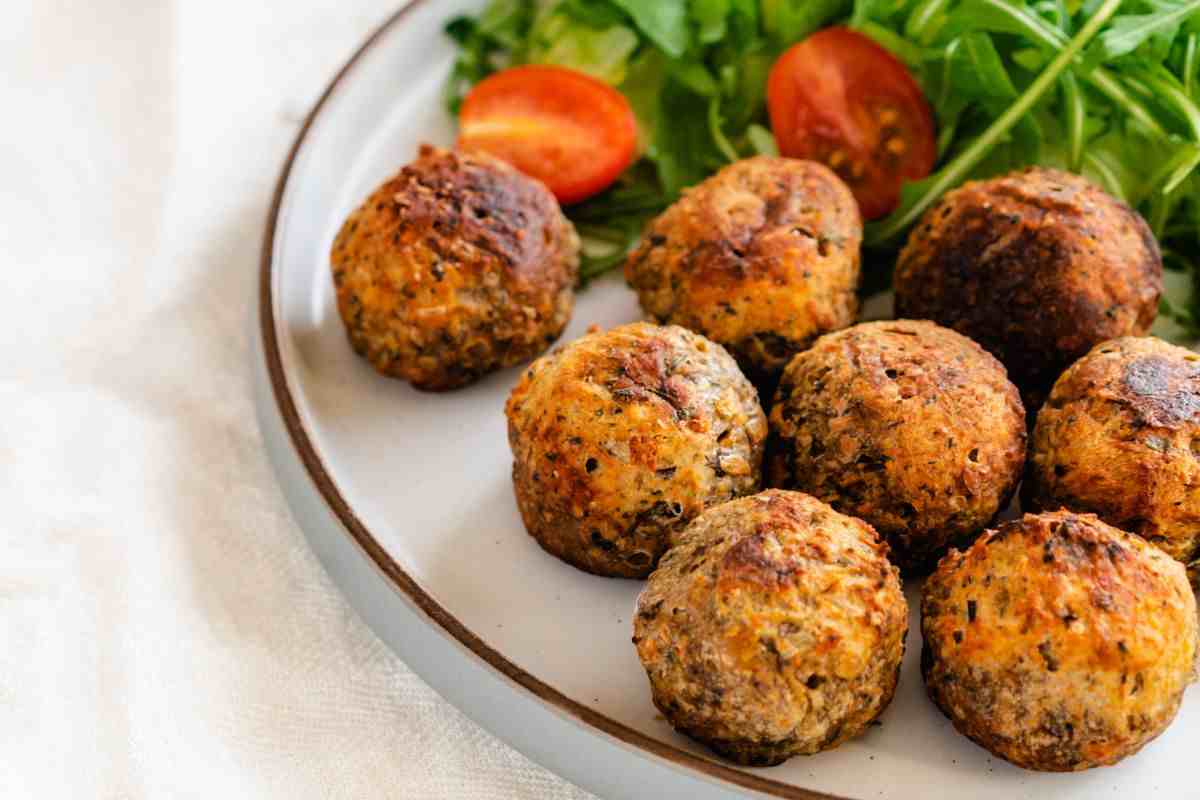 polpette in un piatto con contorno