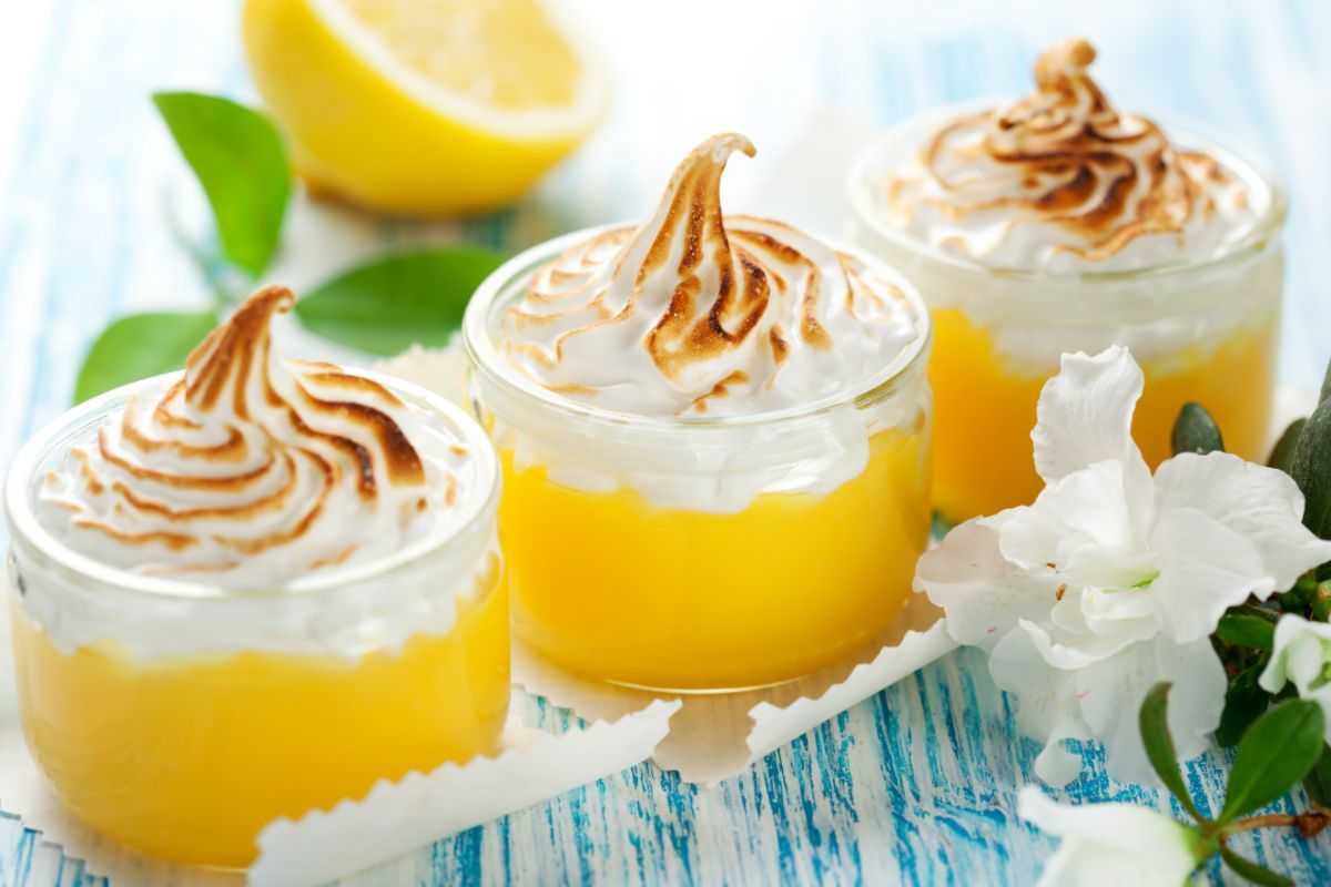 bicchierini con mousse al limone e panna