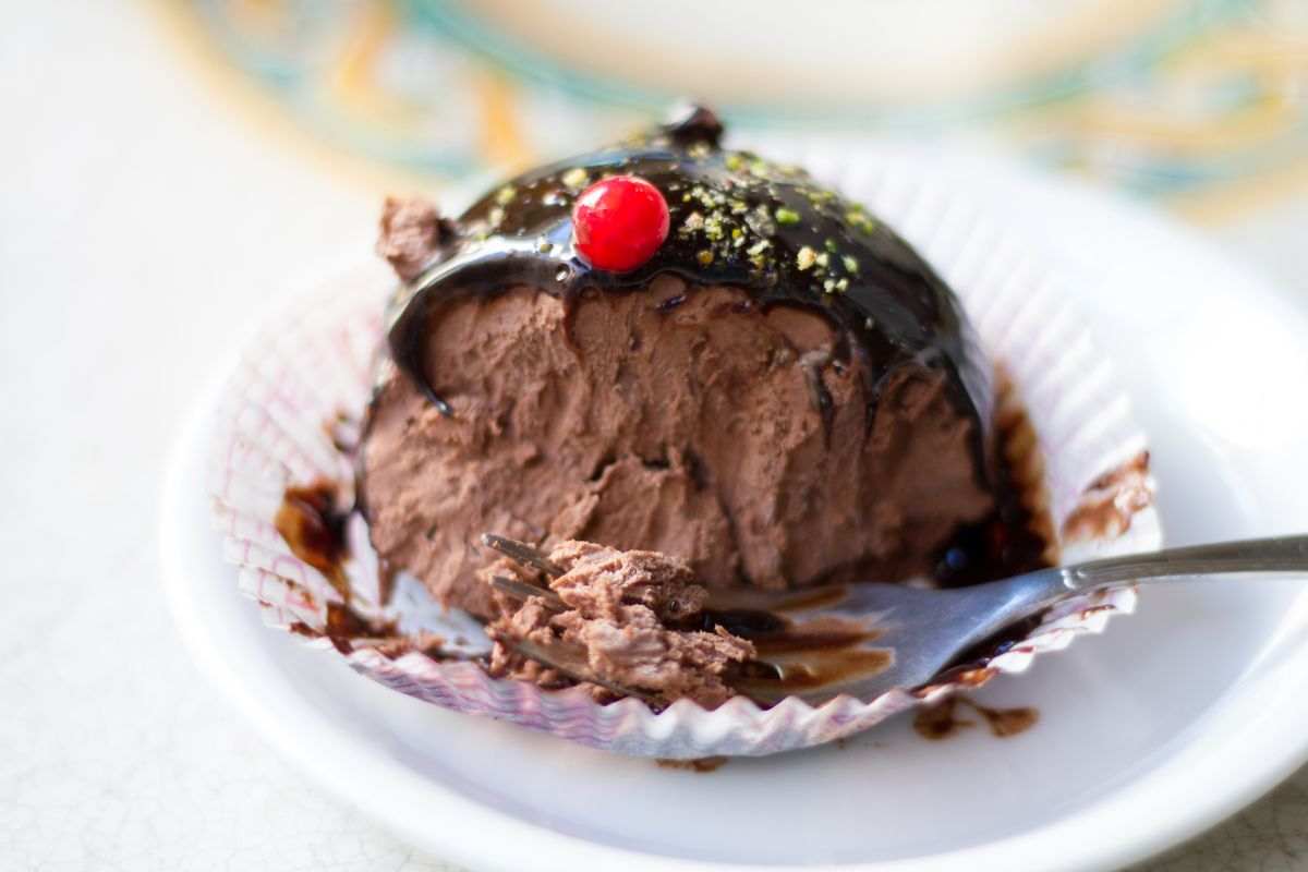 semifreddo al cioccolato con forchetta e piatto
