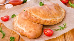 Calzoni con passata di pomodoro