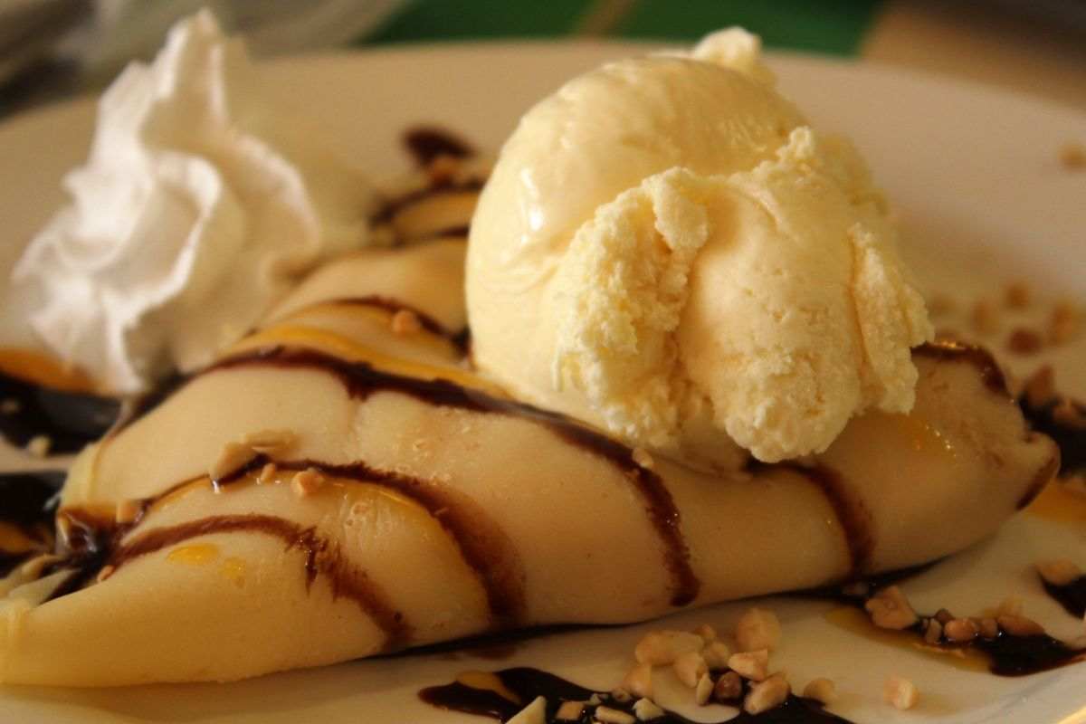 crepes al cioccolato con panna e gelato