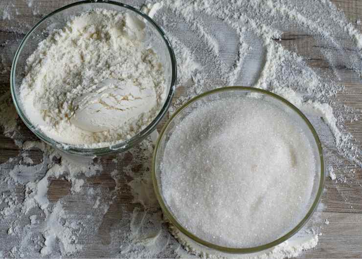 farina e zucchero per i croissant