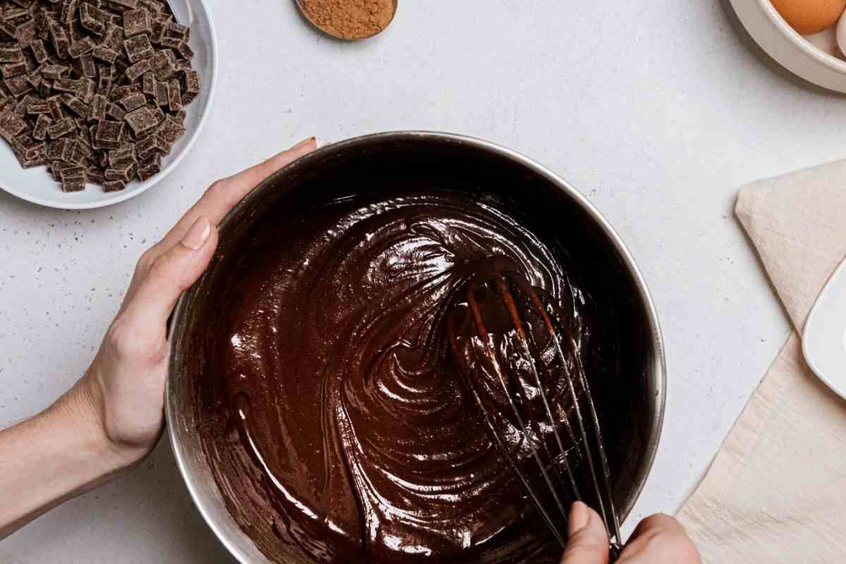 preparazione di un dolce al cioccolato