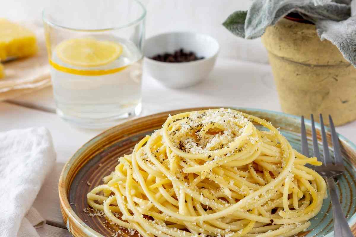 spaghetti alla cenere in un piatto su un tavolo apparecchiato