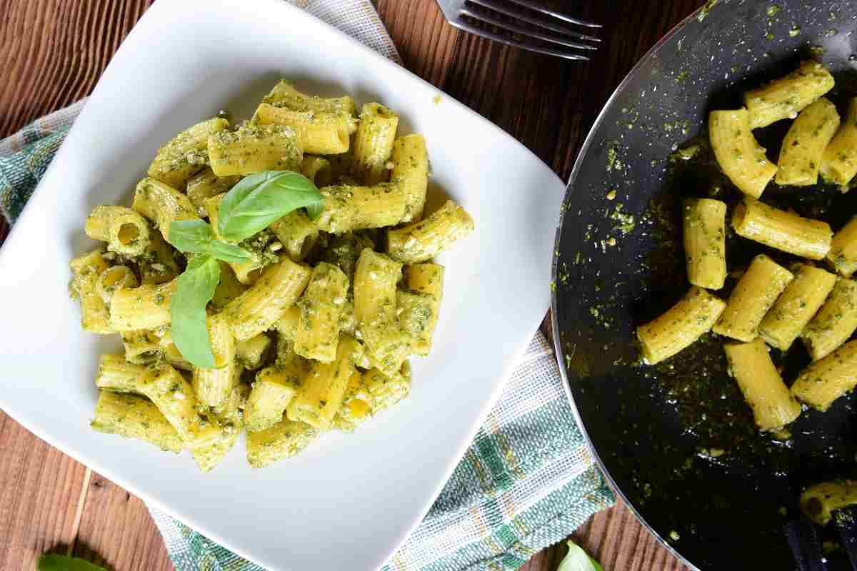pasta pesto in un piatto e padella