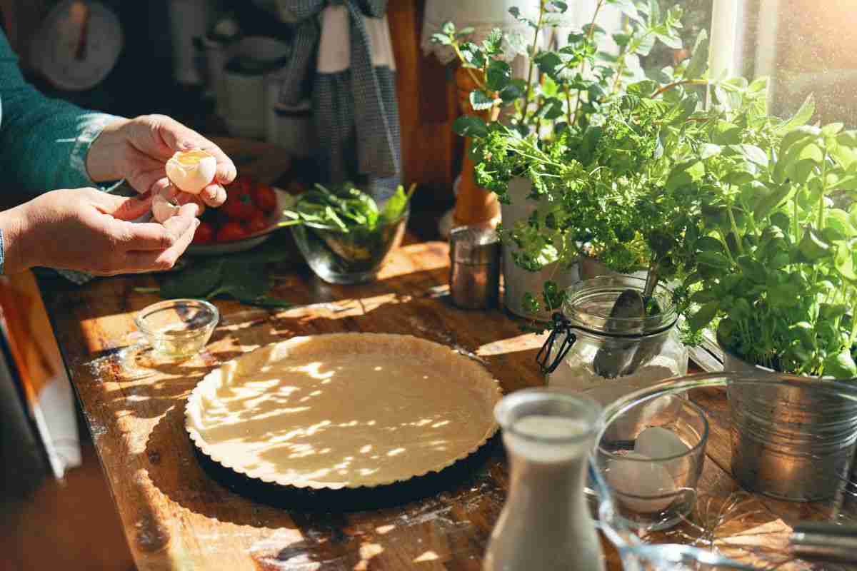 donna che prepara una quiche