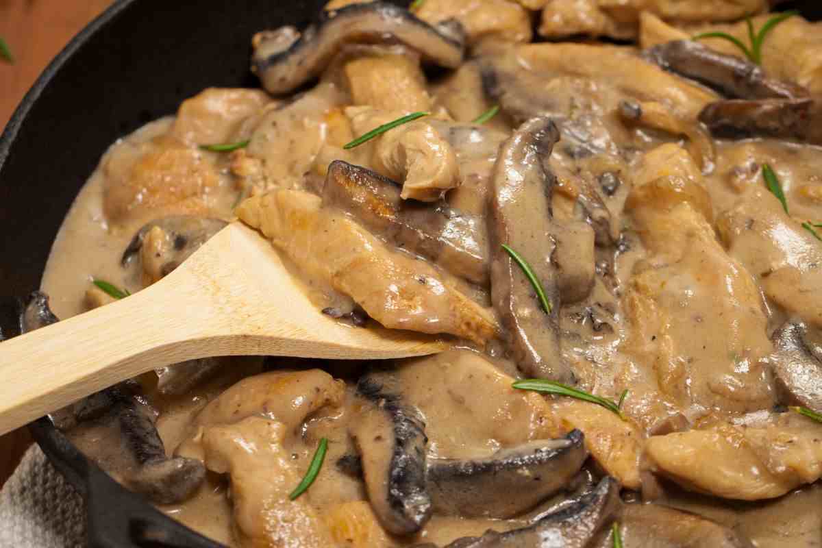 padella con pollo e funghi