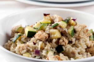 riso tonno e zucchine in un piatto