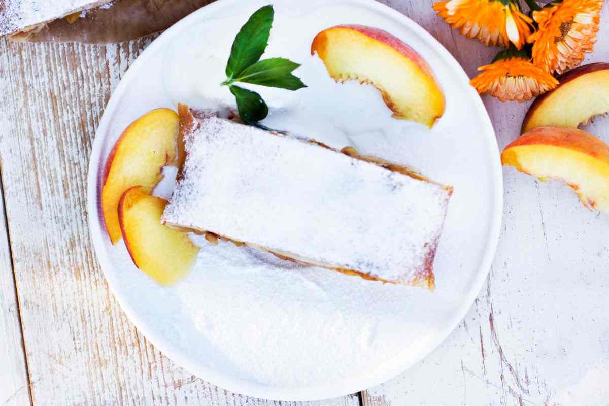 strudel pesche con fette di pesca